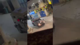 Palestiniens jettant des pierres sur les FOI près de Naplouse