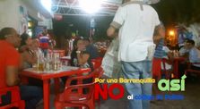 Un mago, un periodico y cervezas