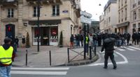 Manif des Gilets Jaunes Bordeaux - 29 Décembre - Vifs Echanges avant les tirs de flash balls 