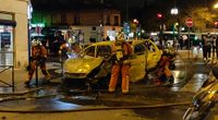 Des gilets oranges s'acharnent sur une voiture